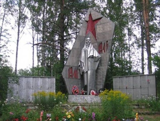 с. Ляды Плюсского р-на. Памятник, установленный на братской могиле советских воинов. 