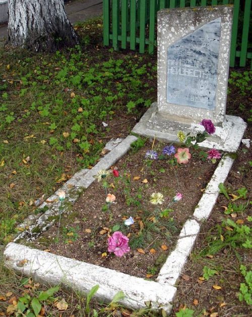 п. Плюсса. Братские могилы советских воинов, погибших в годы войны.
