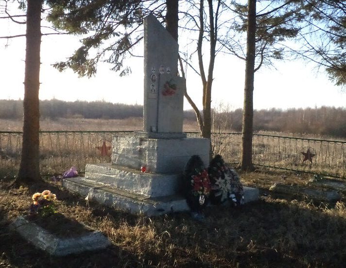 д. Ажово Порховского р-на. Братская могила советских воинов, погибших в 1944 году.