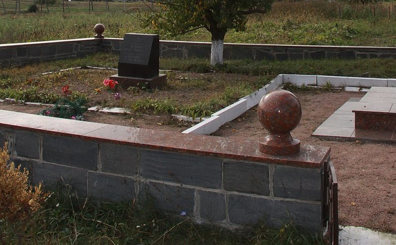г. Коростышев. Братская могила, в которой похоронено 92 советских воина.