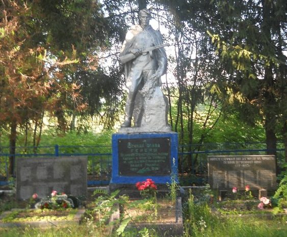 с. Царевка Коростышевского р-на. Братская могила советских воинов, павших при освобождении села. 