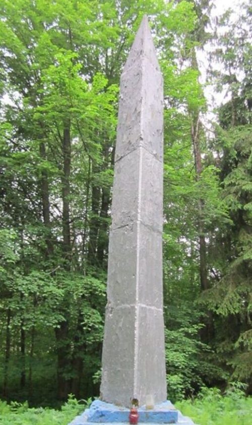 д. Хмелинец Невельского р-на. Обелиск, установленный на братской могиле мирных жителей, расстрелянных фашистами в 1943 году.