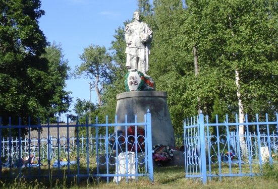 д. Чернецово Невельского р-на. Памятник, установленный на братской могиле советских воинов.