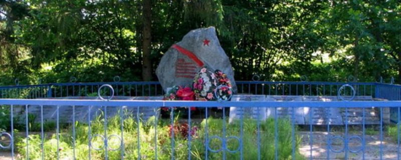 д. Житница Новоржевского р-на. Братская могила, в которой захоронено 98 партизан 3-й Ленинградской партизанской бригады, погибших в 1943 году.