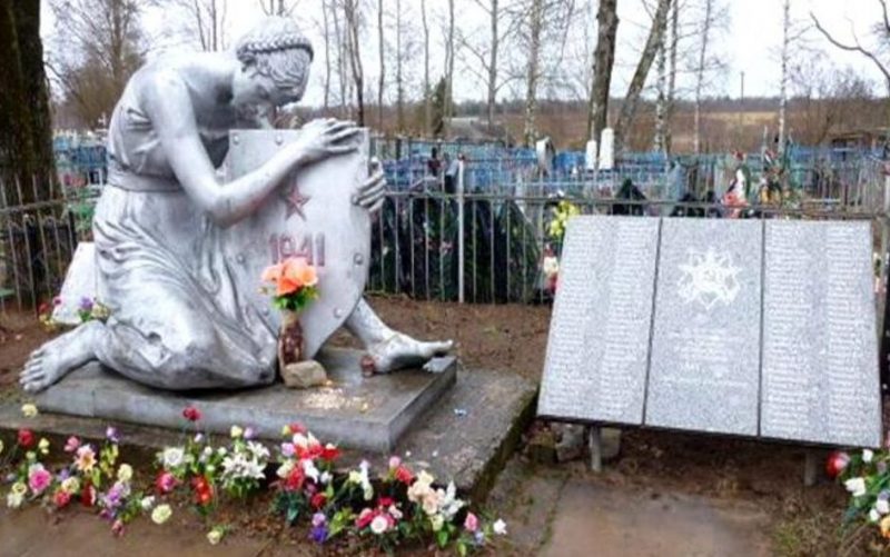 д. Полоное Порховского р-на. Братская могила советских воинов, погибших в 1944 году.