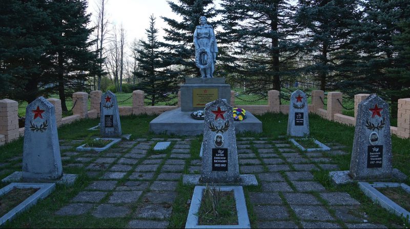 г. Новоржев. Воинское захоронение советских воинов и партизан, погибших в годы войны.