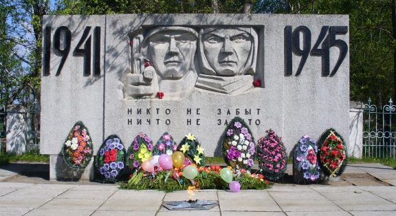 г. Новоржев. Памятник, установленный в 1985 году в честь воинов, погибших при освобождении города. 