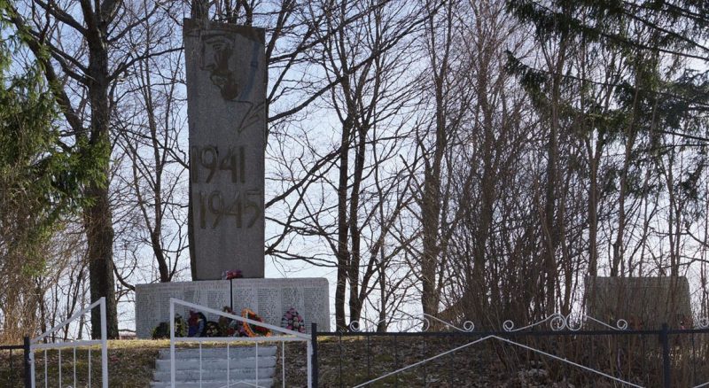 д. Вяз Новосокольнического р-на. Памятник, установленный на братской могиле советских воинов.