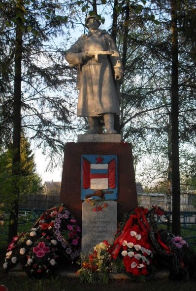д. Золотково Новосокольнического р-на. Памятник, установленный на братской могиле советских воинов, погибших в 1944 году.