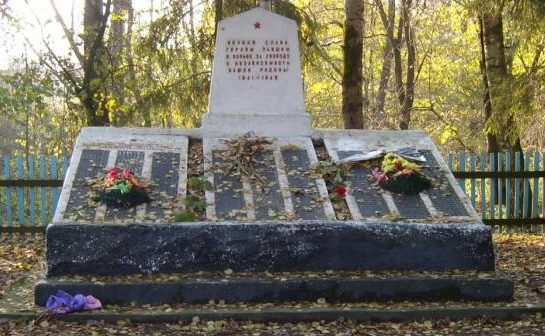 д. Королево Новосокольнического р-на. Братская могила советских воинов. 