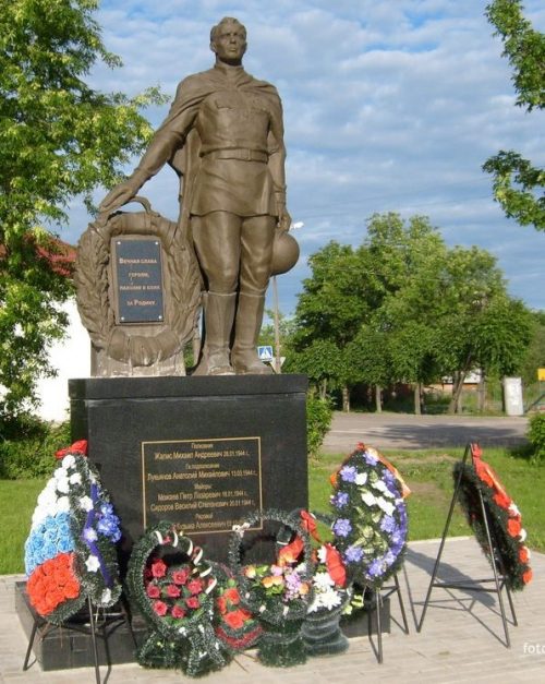 г. Новосокольники. Памятник, установленный на братской могиле советских воинов.