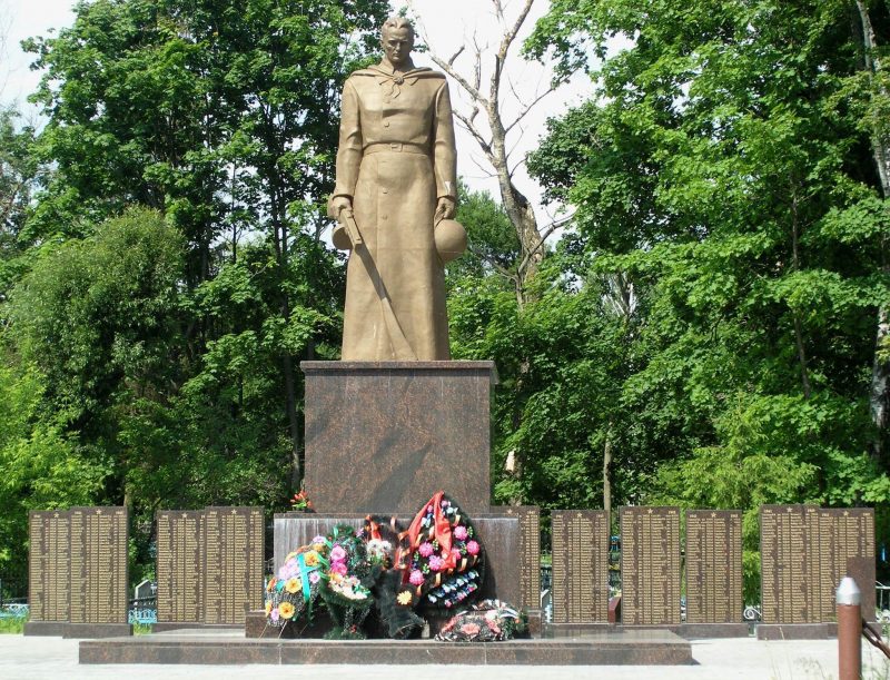г. Новосокольники. Памятник, установленный в 1957 году на братском кладбище участников гражданской войны, советских воинов и партизан.