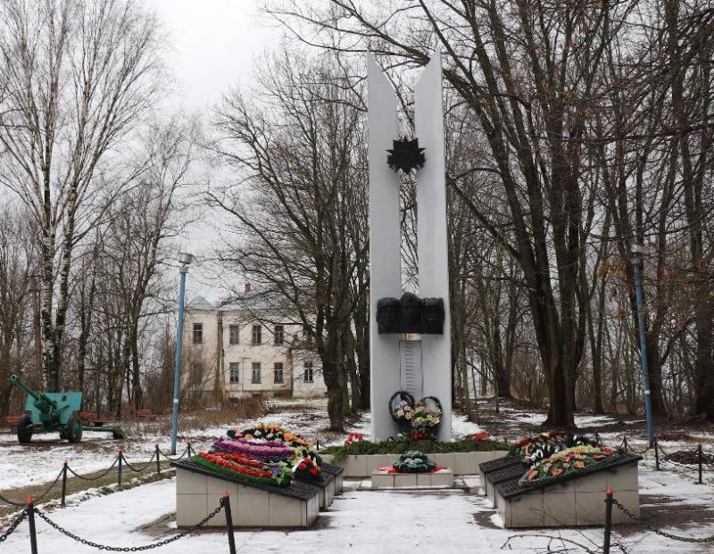 п. Усвяты. Мемориал, установленный в 1985 году в честь советских воинов, освободивших поселок 26 октября 1943 года.