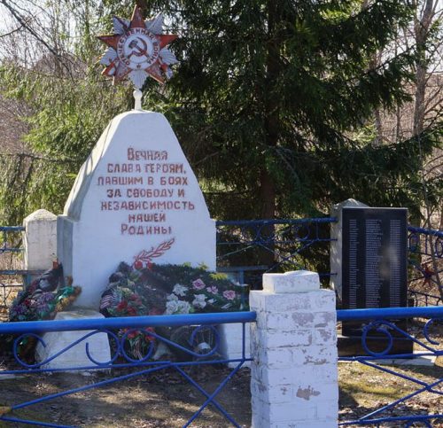 д. Отрадное Новосокольнического р-на. Братская могила советских воинов.