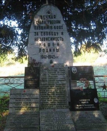 д. Теренино Новосокольнического р-на. Братская могила советских воинов, погибших в 1944 году. Здесь же похоронен Герой Советского Союза Яковлев А.Т.