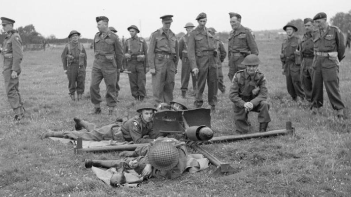 Члены ополчения Кента с минометом Blacker Bombard во время инспекции генерал-лейтенанта сэра Эдварда Шрайбера. 23 июля 1944 г.