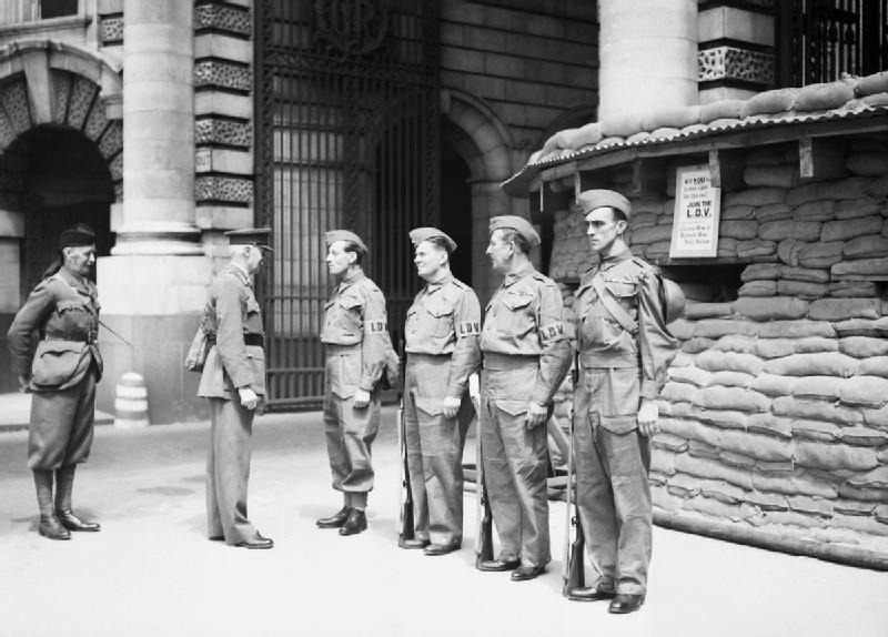 Пост внутренней гвардии на Адмиралтейской арке в центре Лондона. 1940 г.