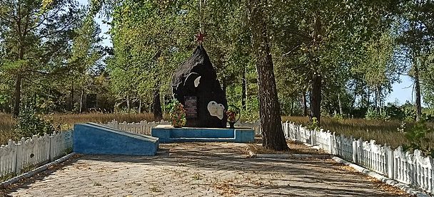 с. Бондари Овручского р-на. Памятник воинам-односельчанам, погибшим в годы войны.