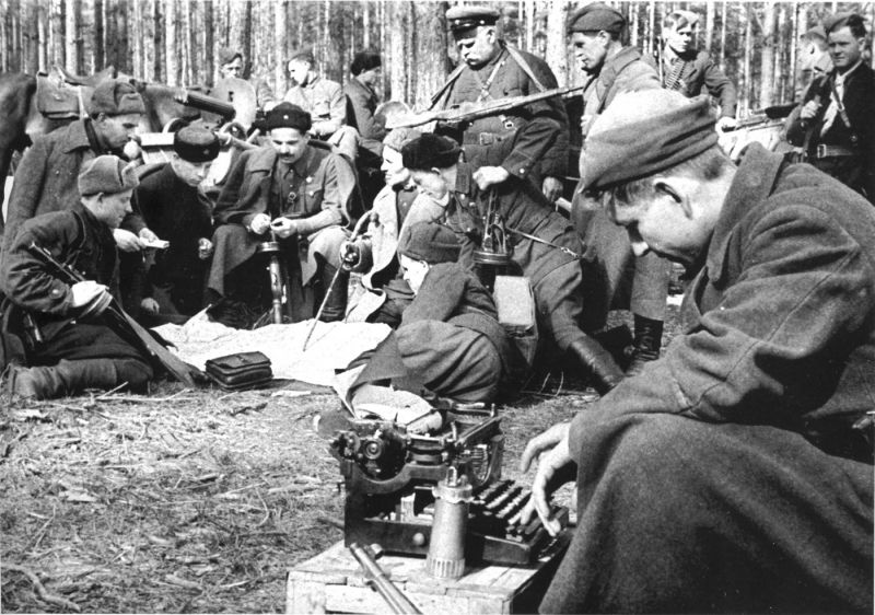 Штаб Сумского партизанского соединения во главе с С.А. Ковпаком. 1942 г.