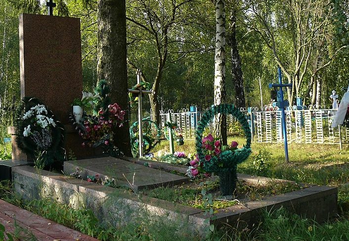 с. Бовсуны Лугинского р-на. Братская могила, в которой похоронен 51 советский воин.