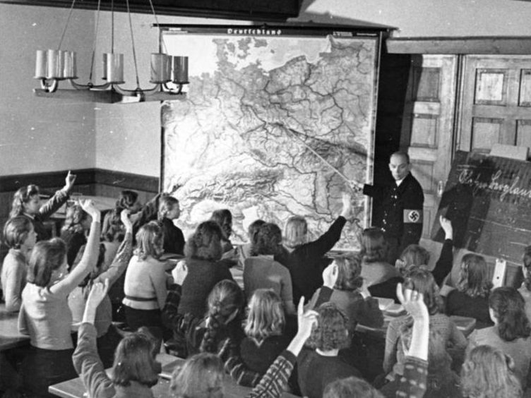 Дети KLV из Берлина в Глатце на уроке географии.