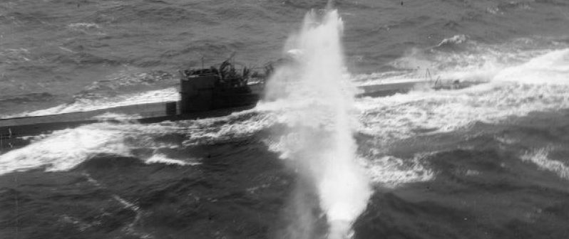 Британский палубный бомбардировщик-торпедоносец «Эвенджер» с авианосца «Трекер» атакует немецкую подлодку U-288 во время сопровождения конвоя JW-58. 