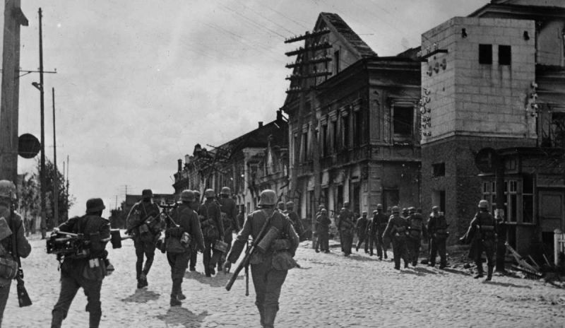 Немецкие войска занимают город.
