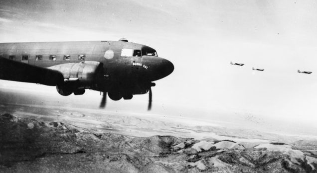 Грузовые самолеты Союзников доставляют в Вау подкрепления и грузы.