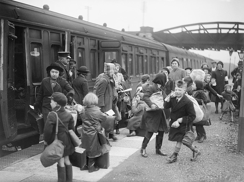 Дети, эвакуированные из Бристоля, прибывают в Брент в Девоне в 1940 году.