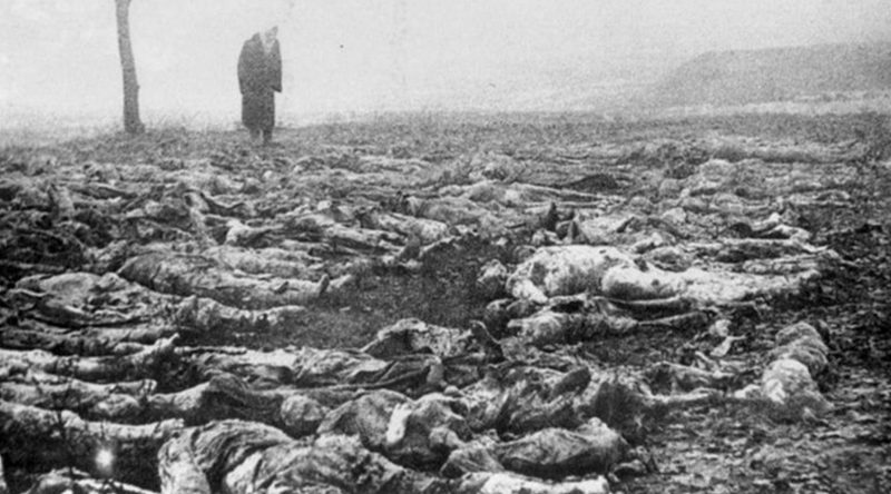 Трупы в ямах, вырытых на территории Сырецкого концлагеря, 1943 г.