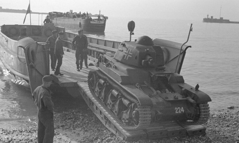 Танкодесантные суда, приготовленные Вермахтом для операции «Морской лев».