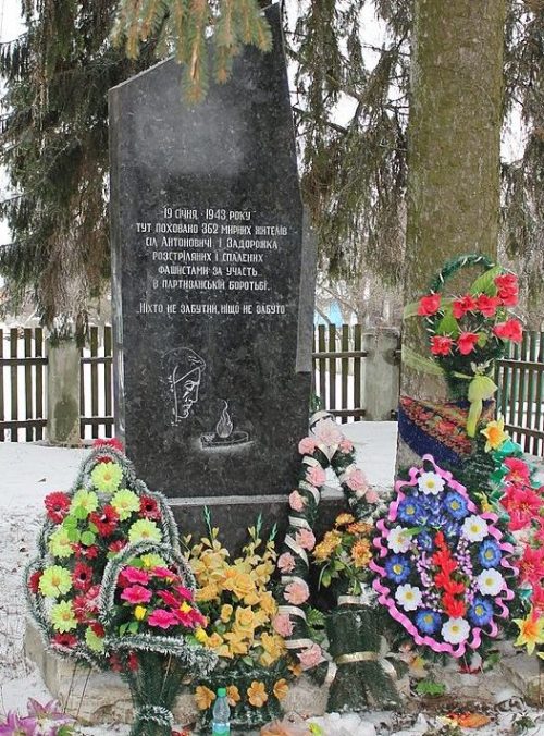 с. Задорожок Овручского р-на. Братская могила, в которой похоронено 380 жертв фашизма.