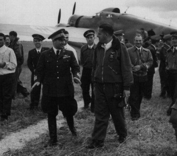 Летчики у бомбардировщика S.М.79 «Спарвьеро» на аэродроме в Пизе. 14 июня 1940 г. 