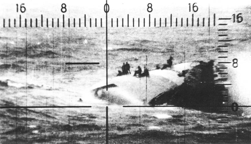 Моряки, спасающиеся на корпусе перевернувшегося эсминца «Гловуорм». 8 апреля 1940 г. 