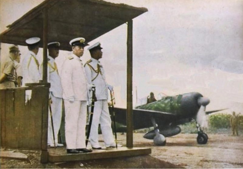 Раскрашенная фотография адмирала Исороку Ямамото за несколько часов до своей смерти, осматривающего истребители на авиабазе Рабаул.