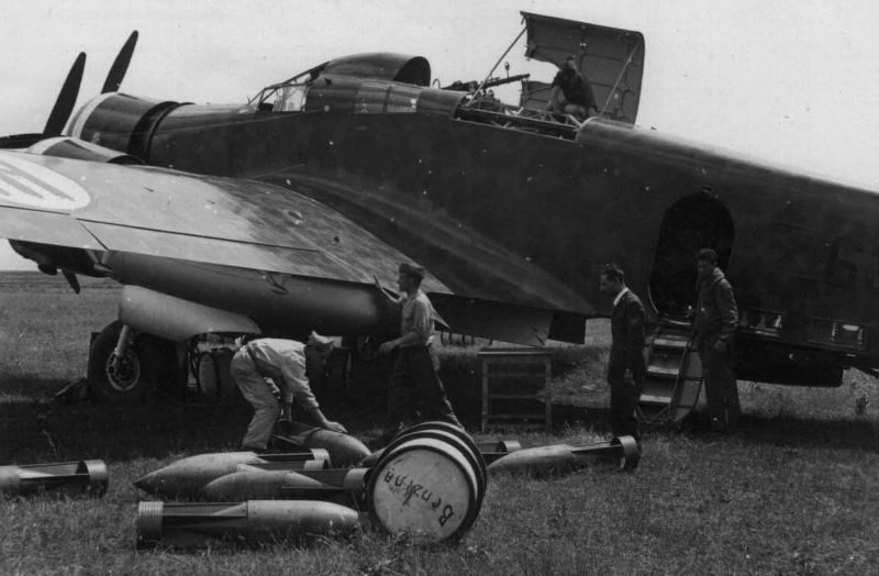 Загрузка бомб в бомбардировщик Savoia-Marchetti SM.79 «Sparviero». 28 июня 1940 г.