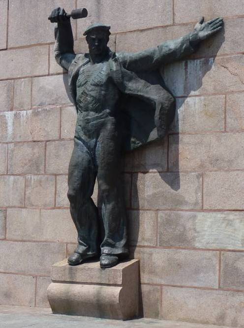 Скульптура матроса на мемориале. 