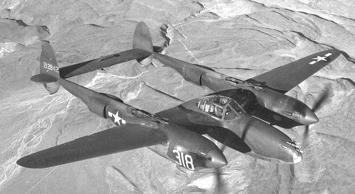 Истребитель P-38G Lightning в полете. 