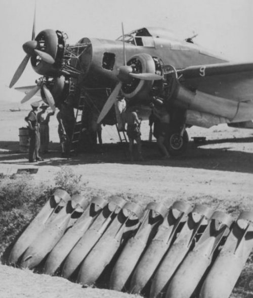 Загрузка 100-килограмовых бомб в бомбардировщик Savoia-Marchetti SM.79 «Sparviero». Ливия, июнь 1940 г.
