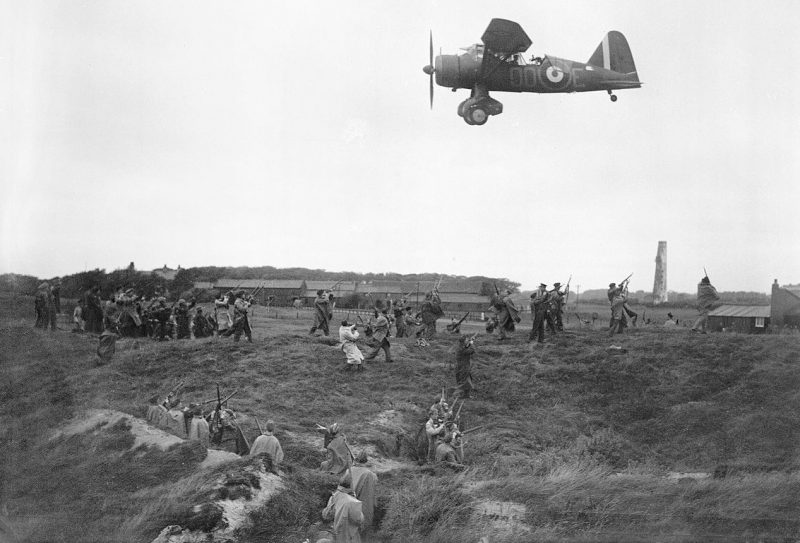Ополченцы обучаются прицеливаться по низколетящим целям. Ланкашир, сентябрь 1940 г.