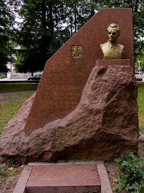 Памятник Герою Советского Союза Яну Налепке на месте первого захоронения.