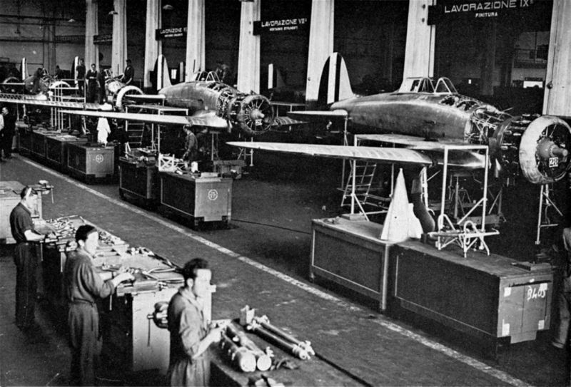 Сборка истребителей Macchi MC.200 «Saetta» на заводе «Бреда». Июнь 1940 г. 