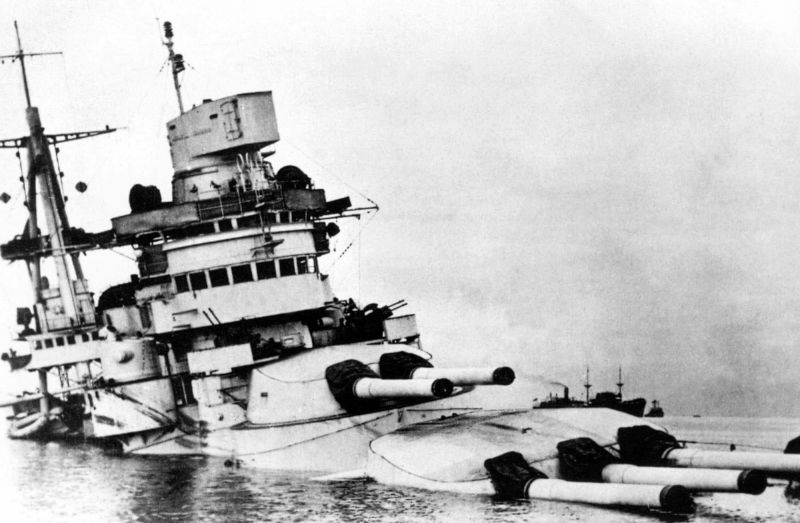 Итальянский линкор «Конте ди Кавур», затонувший после авианалета в порту Таранто. 11 ноября 1940 г. 