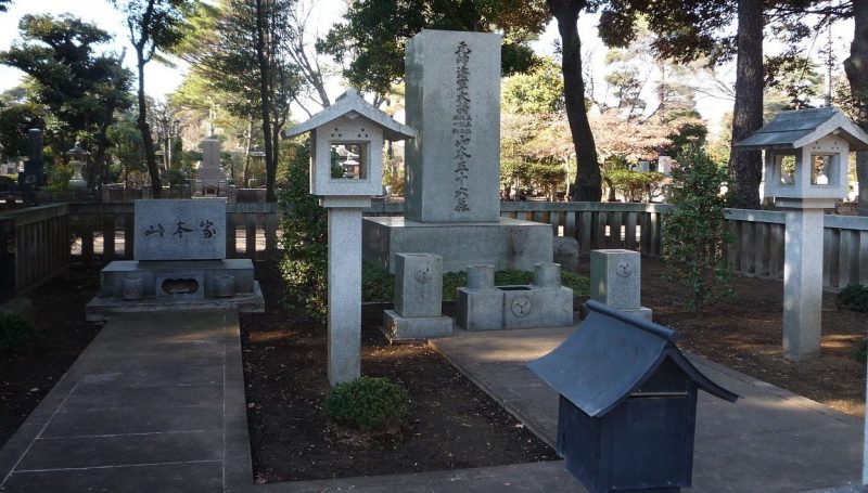 Могила Исороку Ямамото на кладбище Тама.