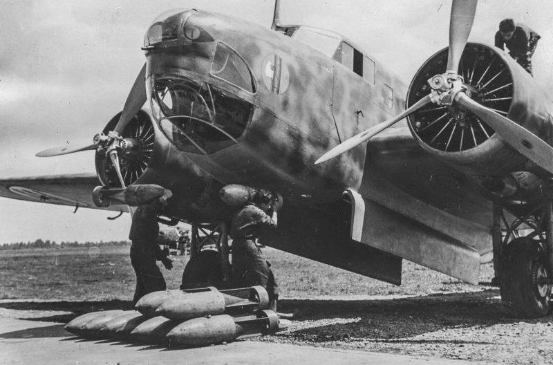 Подвеска бомб в бомбардировщик BR. 20 «Cicogna» в Северной Африке. Июль 1940 г. 