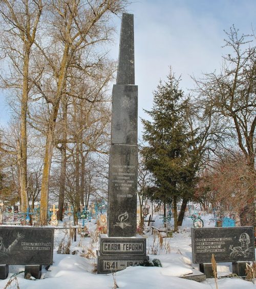 с. Авратин Любарского р-на. Обелиск у братских могил, в которых похоронено 28 советских воинов.