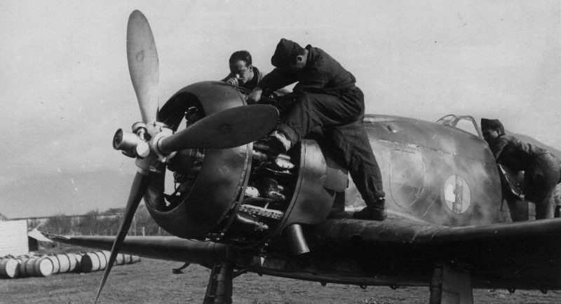 Техники обслуживают истребитель Fiat G.50 «Freccia» на одном из аэродромов Албании. Ноябрь 1940 г. 