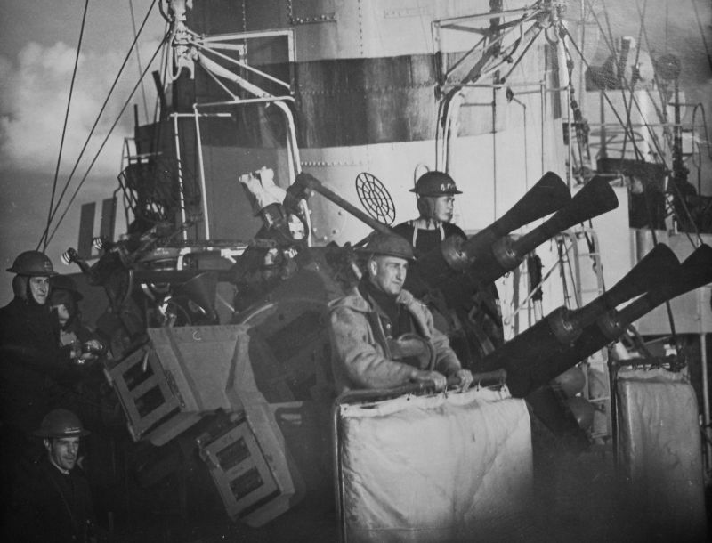 Моряки расчета счетверенной установки «Пом-пом» на борту эсминца «Келвин» в Средиземном море. 1940 г. 