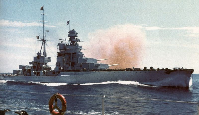 Тяжелый крейсер «Зара» ведет артиллерийский огонь из орудий главного калибра.1940 г. 