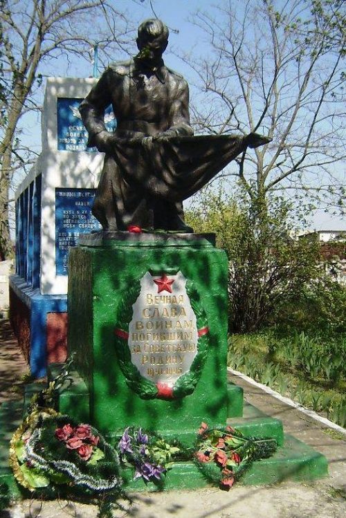 с. Пойма Алёшковского р-на. Братская могила советских воинов, погибших в годы войны.